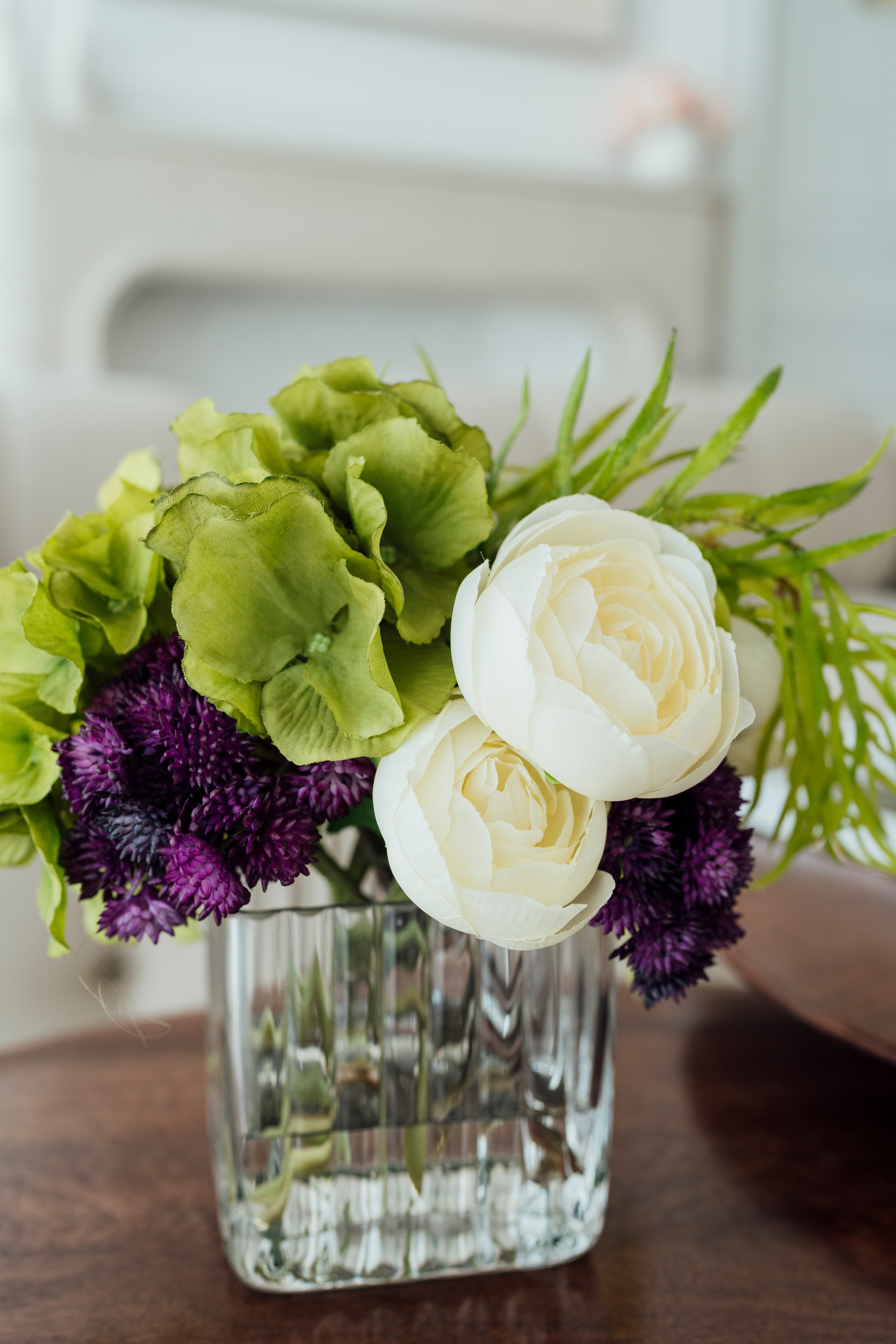 Soie Amour faux flowers Sedum Mixed of Ranunculus and Hydrangea in a glass vase